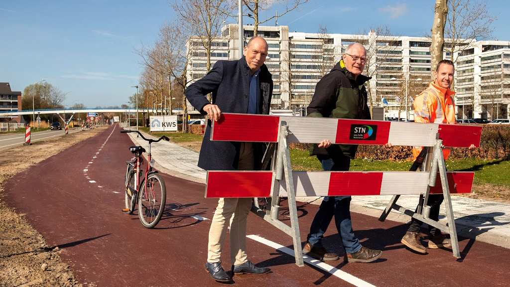 Opening fietspad Polderdreef met wethouder Van Dijk